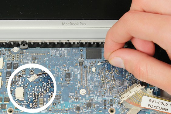 Guide photos remplacement capteur de température du radiateur principal Macbook Pro 17"  Modèles A1151, A1212, 1229 & A1261 (Etape 53 - image 2)