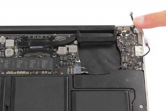 Guide photos remplacement ecran complet Macbook Air 13" mi-2011 EMC2469 (A1369) (Etape 13 - image 3)