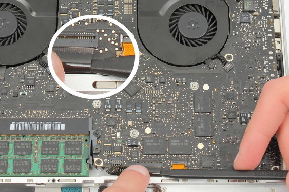 Guide photos remplacement récepteur infrarouge / support bas du disque dur MacBook Pro 15" Fin 2008 - Début 2009 (Modèle A1286 - EMC 2255) (Etape 12 - image 3)