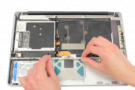 Guide photos remplacement connecteur de la batterie MacBook Pro 15" Fin 2008 - Début 2009 (Modèle A1286 - EMC 2255) (Etape 31 - image 2)