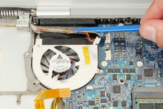 Guide photos remplacement capteur de température du radiateur principal Macbook Pro 17"  Modèles A1151, A1212, 1229 & A1261 (Etape 51 - image 1)
