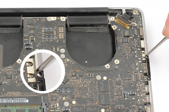 Guide photos remplacement récepteur infrarouge / support bas du disque dur MacBook Pro 15" Fin 2008 - Début 2009 (Modèle A1286 - EMC 2255) (Etape 27 - image 2)