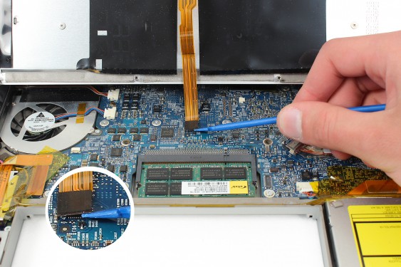 Guide photos remplacement capteur de température du radiateur principal Macbook Pro 17"  Modèles A1151, A1212, 1229 & A1261 (Etape 13 - image 3)