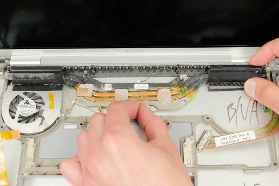 Guide photos remplacement capteur de température du radiateur principal Macbook Pro 17"  Modèles A1151, A1212, 1229 & A1261 (Etape 63 - image 1)