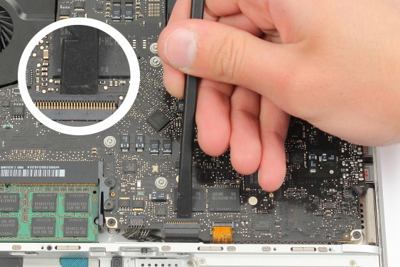 Guide photos remplacement récepteur infrarouge / support bas du disque dur MacBook Pro 15" Fin 2008 - Début 2009 (Modèle A1286 - EMC 2255) (Etape 12 - image 1)