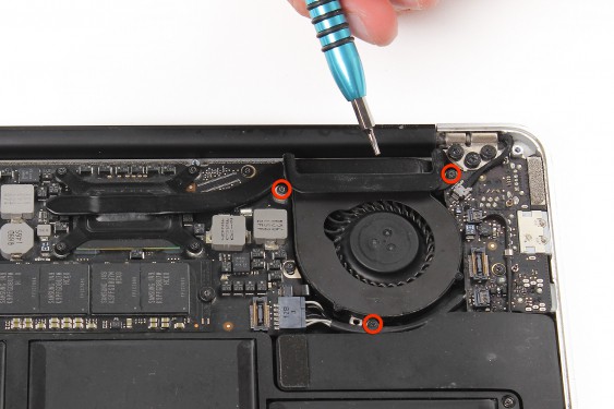 Guide photos remplacement radiateur Macbook Air 13" mi-2011 EMC2469 (A1369) (Etape 7 - image 1)