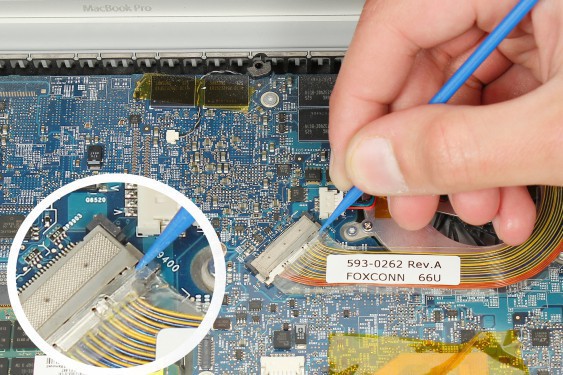 Guide photos remplacement capteur de température du radiateur principal Macbook Pro 17"  Modèles A1151, A1212, 1229 & A1261 (Etape 16 - image 1)