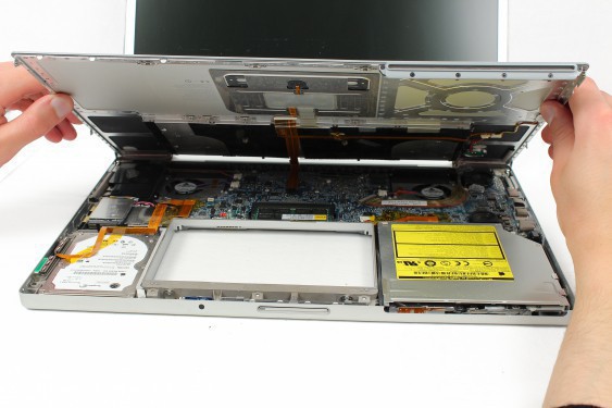 Guide photos remplacement capteur de température du radiateur principal Macbook Pro 17"  Modèles A1151, A1212, 1229 & A1261 (Etape 12 - image 3)
