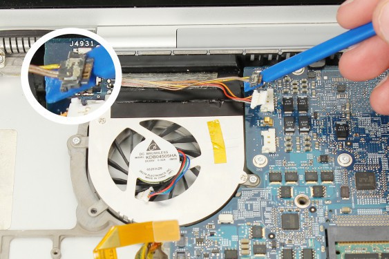 Guide photos remplacement capteur de température du radiateur principal Macbook Pro 17"  Modèles A1151, A1212, 1229 & A1261 (Etape 50 - image 4)