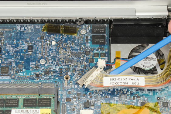 Guide photos remplacement capteur de température du radiateur principal Macbook Pro 17"  Modèles A1151, A1212, 1229 & A1261 (Etape 16 - image 2)