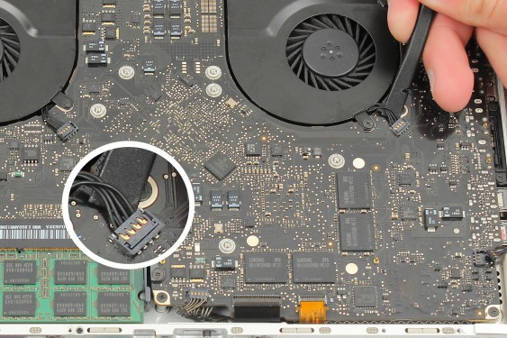 Guide photos remplacement récepteur infrarouge / support bas du disque dur MacBook Pro 15" Fin 2008 - Début 2009 (Modèle A1286 - EMC 2255) (Etape 20 - image 3)