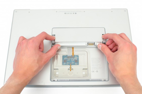 Guide photos remplacement caméra (isight) Macbook Pro 17"  Modèles A1151, A1212, 1229 & A1261 (Etape 6 - image 1)