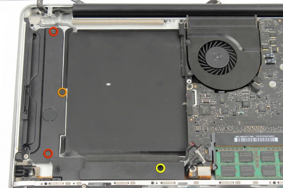 Guide photos remplacement câble de données et alimentation disque dur MacBook Pro 15" Fin 2008 - Début 2009 (Modèle A1286 - EMC 2255) (Etape 17 - image 1)