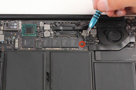 Guide photos remplacement disque dur ssd Macbook Air 13" mi-2011 EMC2469 (A1369) (Etape 4 - image 1)