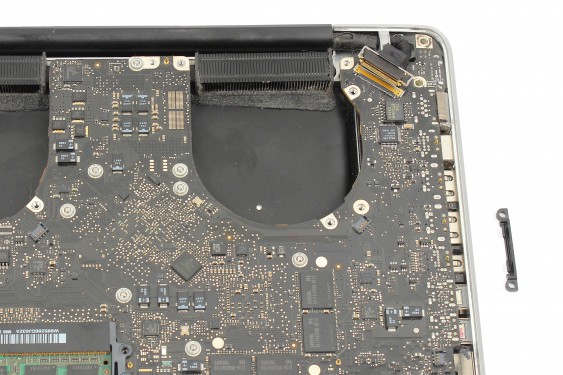 Guide photos remplacement récepteur infrarouge / support bas du disque dur MacBook Pro 15" Fin 2008 - Début 2009 (Modèle A1286 - EMC 2255) (Etape 27 - image 3)