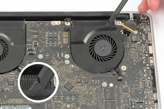Guide photos remplacement récepteur infrarouge / support bas du disque dur MacBook Pro 15" Fin 2008 - Début 2009 (Modèle A1286 - EMC 2255) (Etape 22 - image 2)
