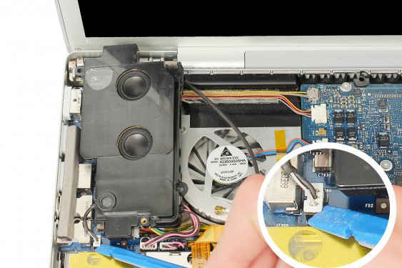 Guide photos remplacement ventilateur gauche Macbook Pro 17"  Modèles A1151, A1212, 1229 & A1261 (Etape 25 - image 1)