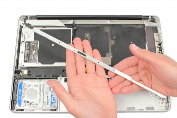 Guide photos remplacement câble de données et alimentation disque dur MacBook Pro 15" Fin 2008 - Début 2009 (Modèle A1286 - EMC 2255) (Etape 22 - image 4)