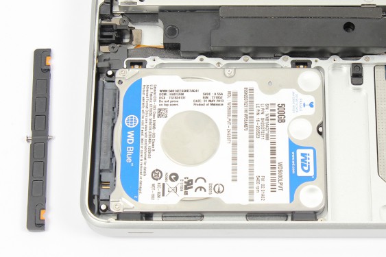 Guide photos remplacement récepteur infrarouge / support bas du disque dur MacBook Pro 15" Fin 2008 - Début 2009 (Modèle A1286 - EMC 2255) (Etape 35 - image 2)