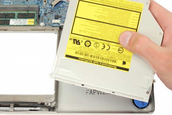 Guide photos remplacement capteur de température du radiateur principal Macbook Pro 17"  Modèles A1151, A1212, 1229 & A1261 (Etape 55 - image 3)