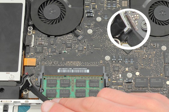 Guide photos remplacement récepteur infrarouge / support bas du disque dur MacBook Pro 15" Fin 2008 - Début 2009 (Modèle A1286 - EMC 2255) (Etape 16 - image 3)